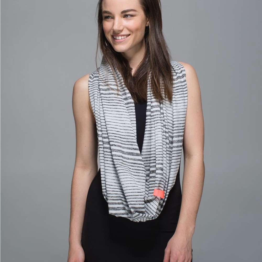 LULULEMON Vinyasa Scarf Mini Akido Stripe Heathered Black Heathered Silver Spoon